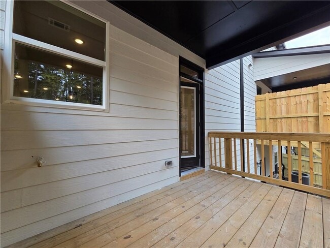 Building Photo - 6 Rock Pk Wy