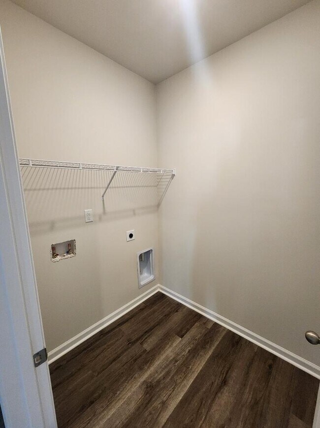 Building Photo - 227 Londonshire Dr