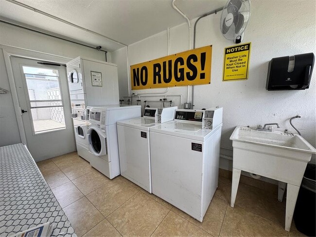 Building Photo - 250 Rosery Rd NW #206