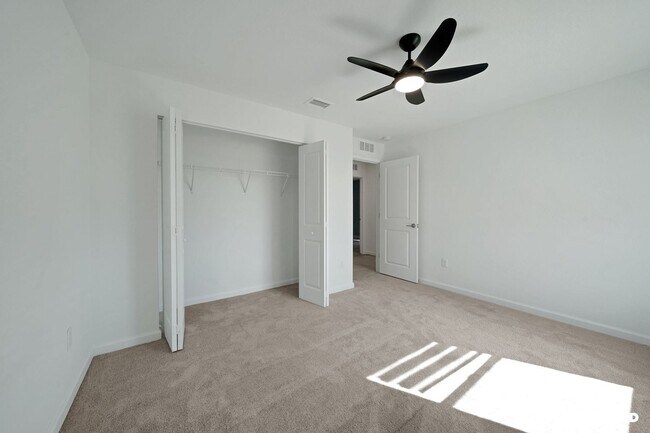 Building Photo - Spacious 5BR House in Fort Pierce, minutes...