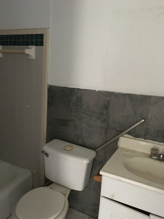 Building Photo - 7939 Sarita St