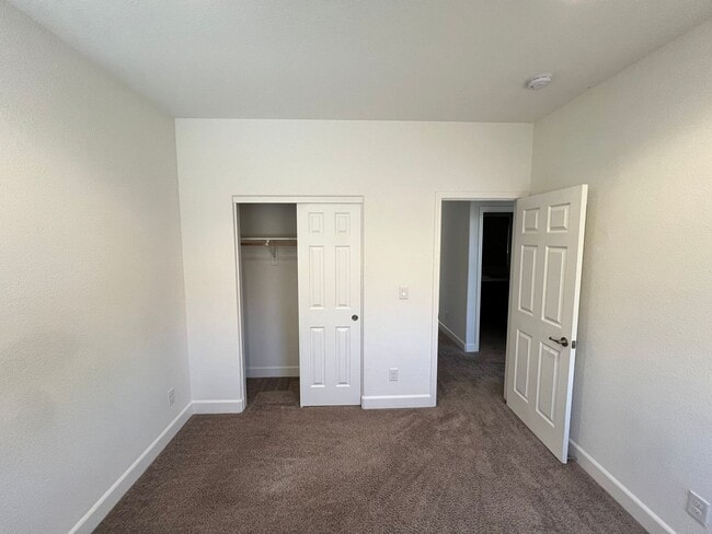 Building Photo - Large 4-bedroom home in Green Valley Estat...