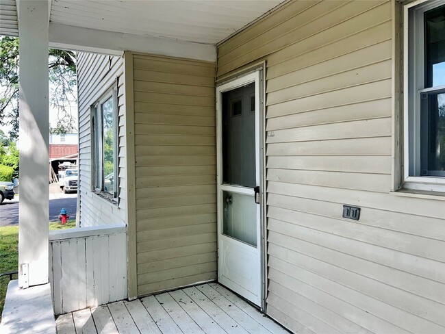 Building Photo - 216 Robinson St