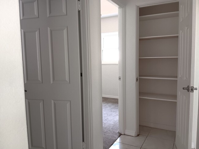 Building Photo - Big family room, granite & stainless kitch...