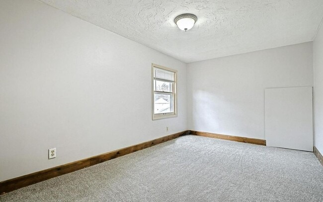 Building Photo - Beautiful 3 Bedroom, 1.5 Bath in Colonial West York!