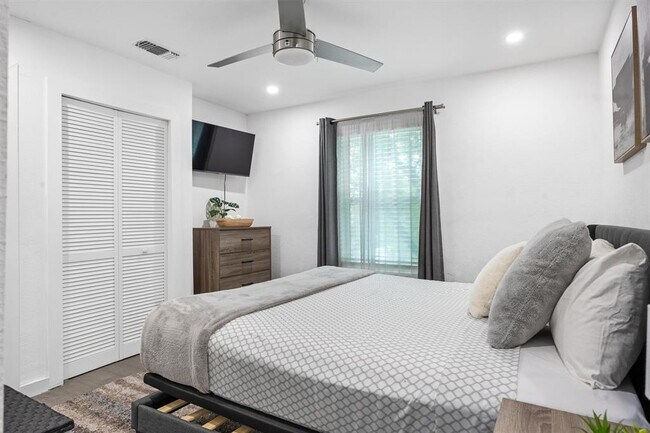 Building Photo - 4512 W Village Ct