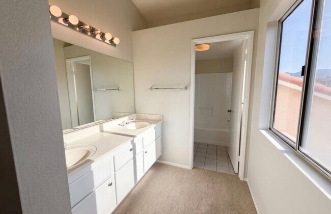Building Photo - Charming 4BR House in Rialto