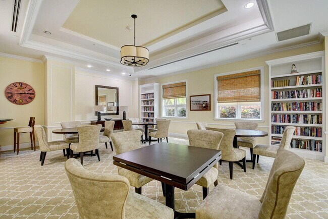 Building Photo - 403 S Sapodilla Ave
