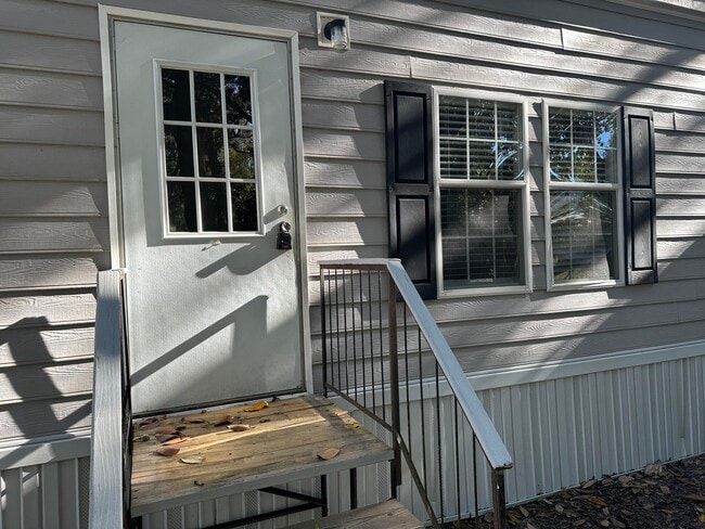 Building Photo - 832 Cross St