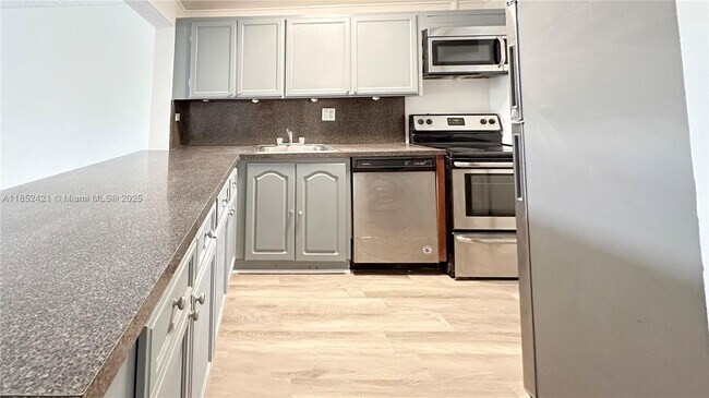 Building Photo - 8040 N Colony Cir