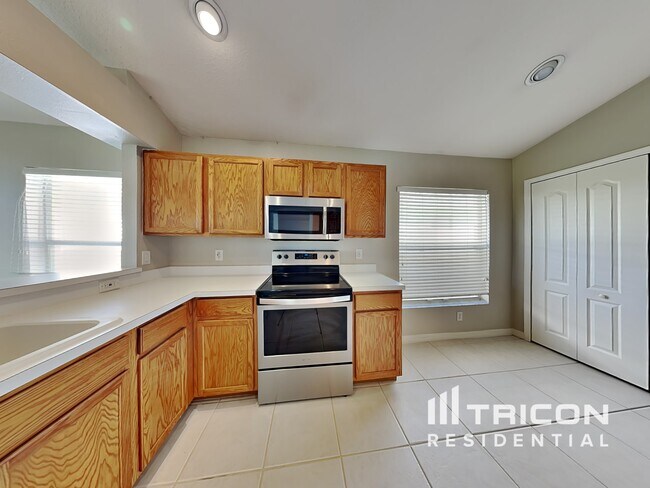 Building Photo - 31136 Whinsenton Dr