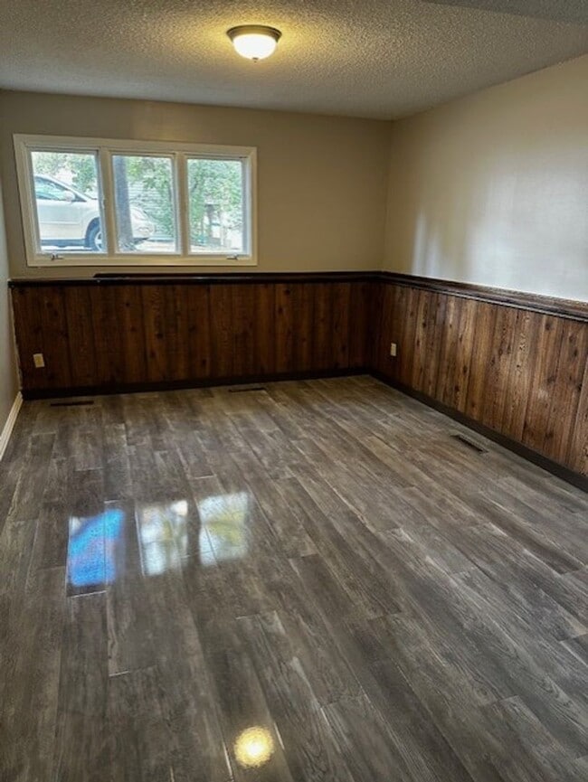 Building Photo - Your Updated & Cozy Savage Retreat. Available 8/1!