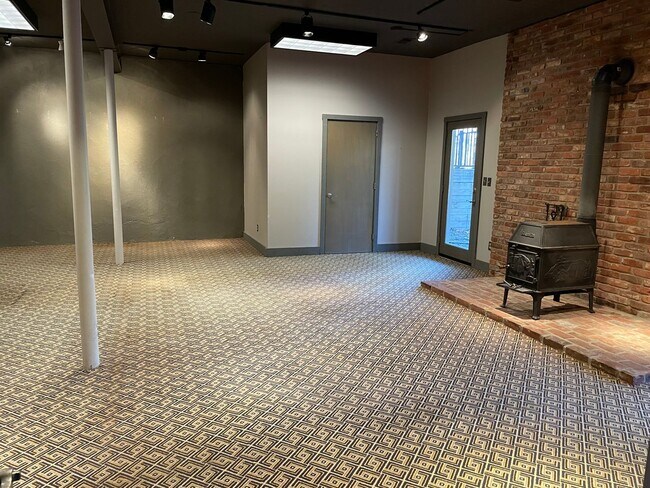 Building Photo - Glenview Hills HUGE 3 Bedroom 2.5 Bath Hom...