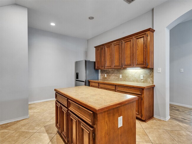 Building Photo - 5643 Walnut Glen Ln