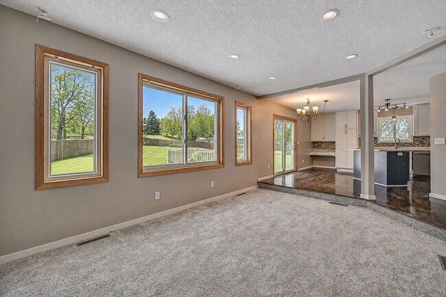 Building Photo - Spacious 4-Bed 4-Bath Home in Buffalo - Available 7/1!