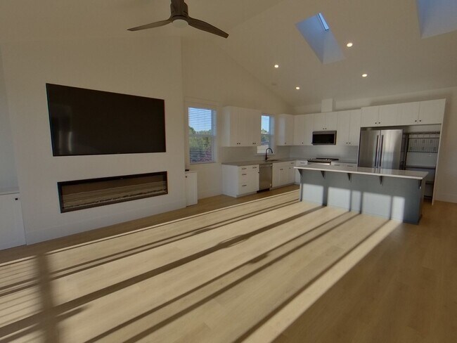 Building Photo - Beautiful 6 bedroom Campus Home!