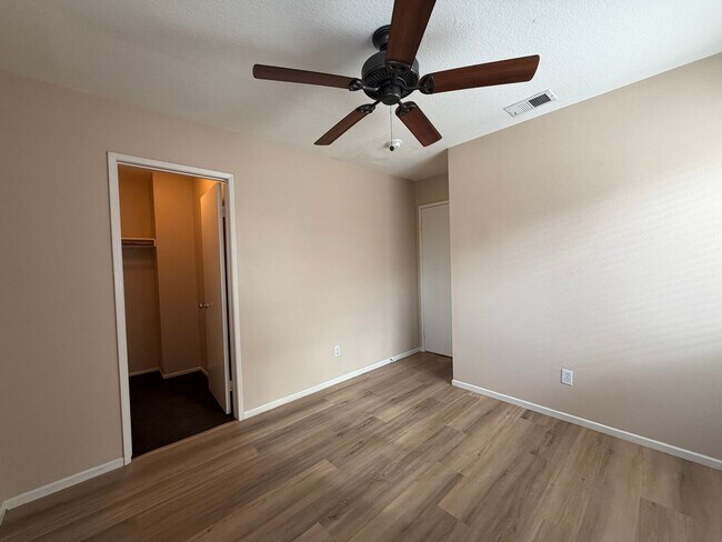 Building Photo - Move-In Ready 3 bedroom & 2.5 bathroom Home in the Gated Laurel Creek Community