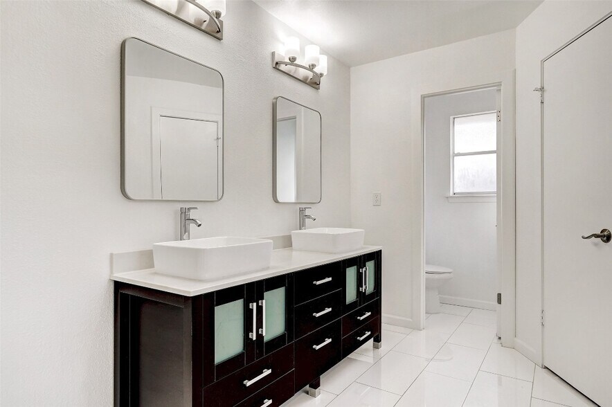 1 of the 3 full bathrooms - double vanity - 11804 Aloe Vera Trl