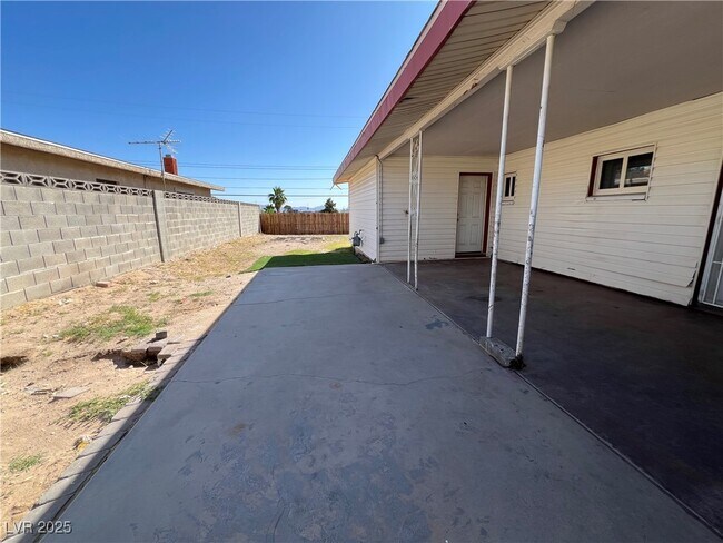 Building Photo - 1128 Greenway Dr