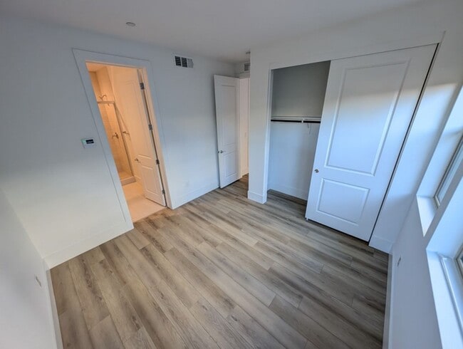 Building Photo - 675 Agate Bridge St