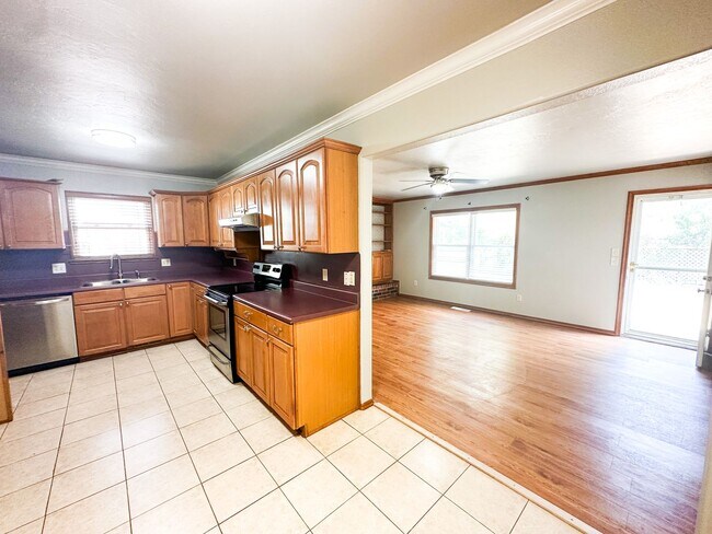 Building Photo - Great 3 Bed & 2 Bath Home in Yukon!