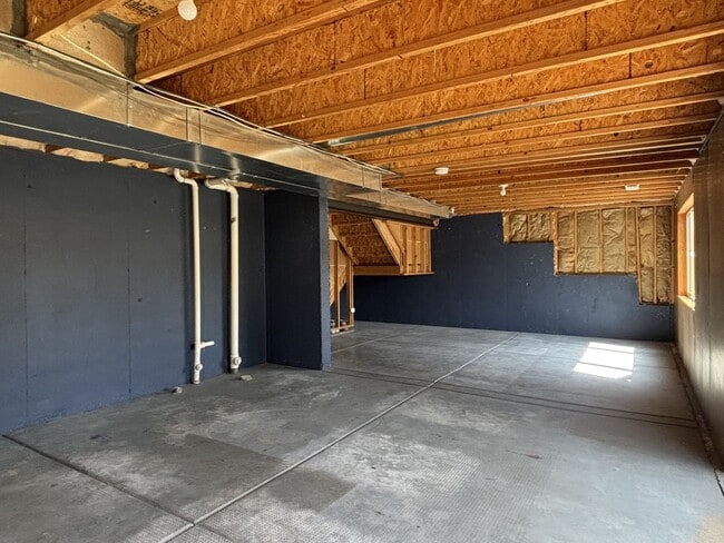 Building Photo - 3 bed, 2 1/2 bath single family home avail...
