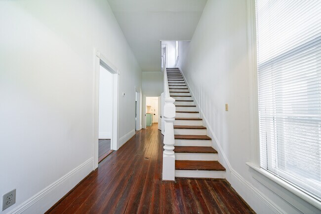 Building Photo - 106 7th St