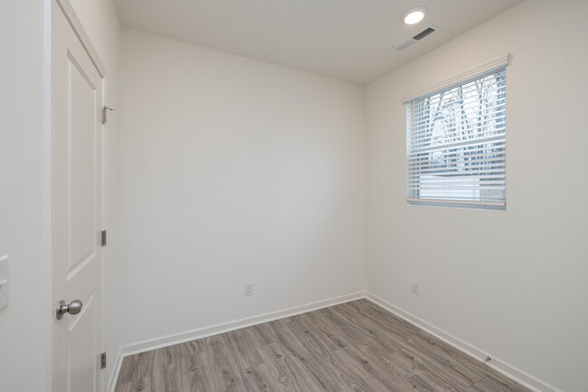Building Photo - Townhome community with 3 br 2.5 Ba near I...