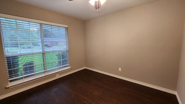 Building Photo - 3817 Yellowstone Pl