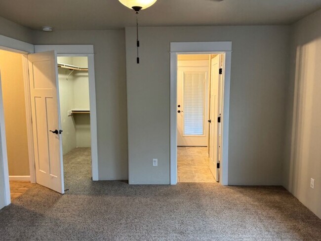 Building Photo - 3 BEDROOM/ 2 BATH HOME WITH OPEN LAYOUT AND SCENIC SETTING