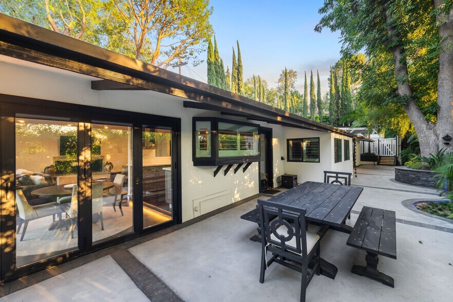 Building Photo - 16725 Oak View Dr