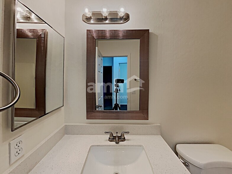 Building Photo - 2862 E Augusta Ave