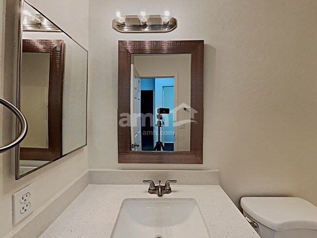 Building Photo - 2862 E Augusta Ave