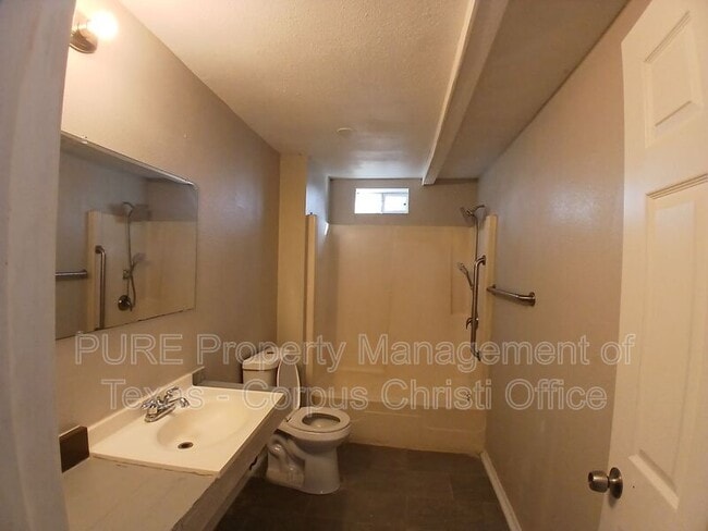 Building Photo - 809 12th St