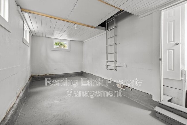 Building Photo - 612 12th St W