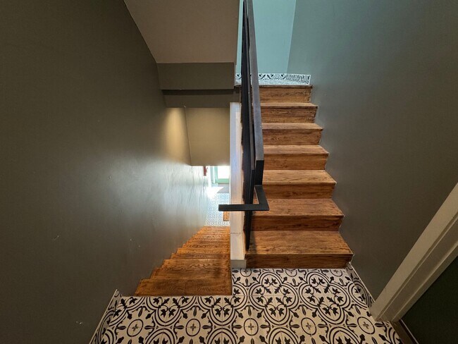 Building Photo - 2028 E Fletcher St