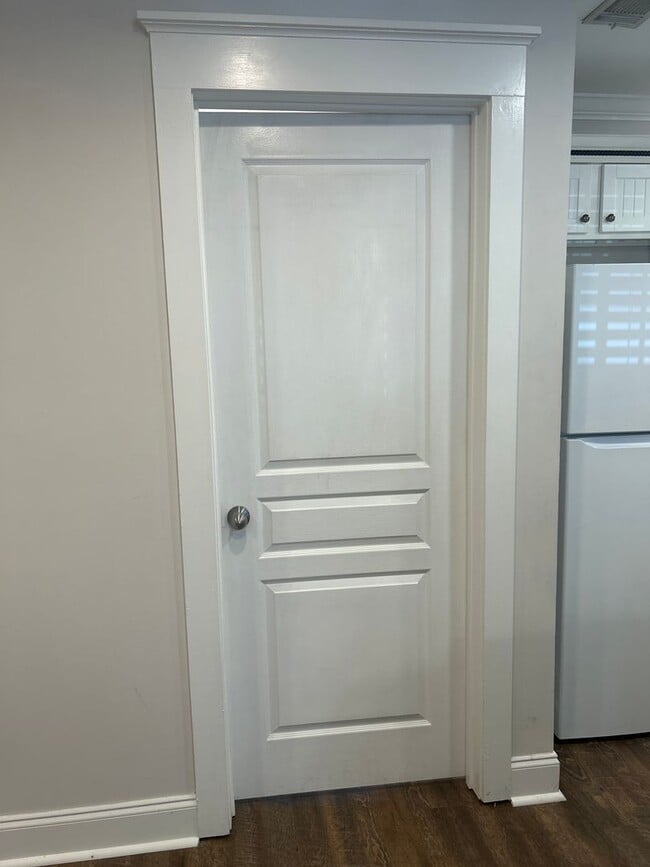 Building Photo - Three Bedroom Townhouse Available!