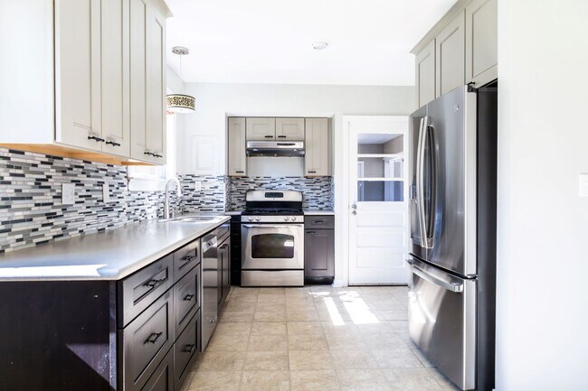 Building Photo - Gorgeous Home Located in Betton Hills, in ...