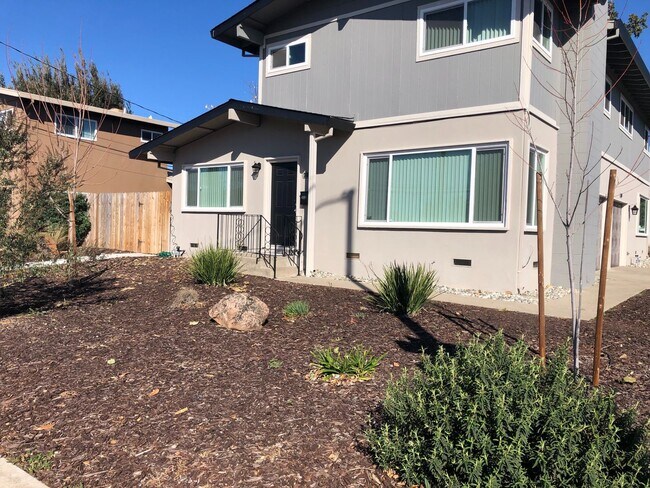 Building Photo - BEAUTIFUL DUPLEX IN SACRAMENTO!!