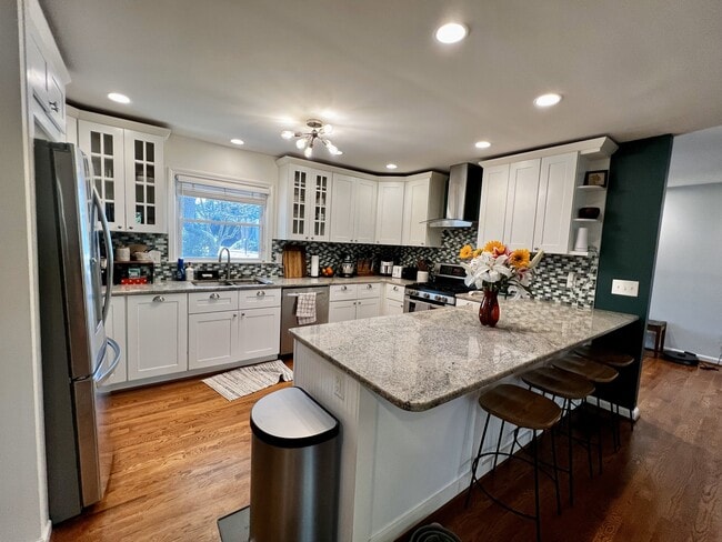 Building Photo - 2228 Meadowvale Dr NE