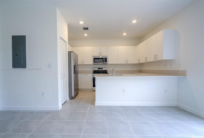 Building Photo - 2796 SE 26th Ave