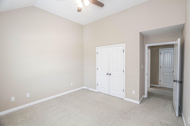 Building Photo - 1315 York Dr