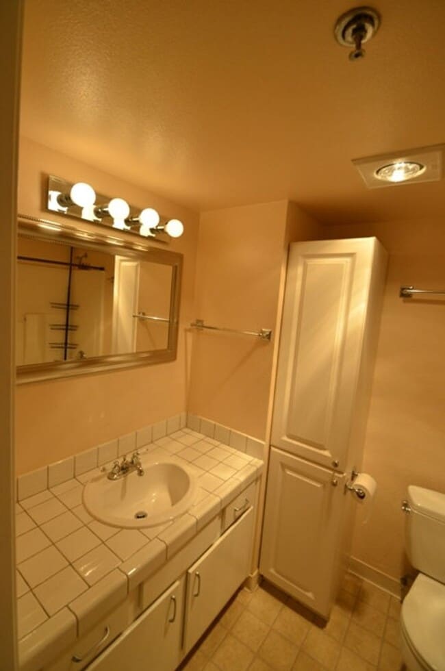 Building Photo - Ambassador II - 1BR Condo - Great Location...