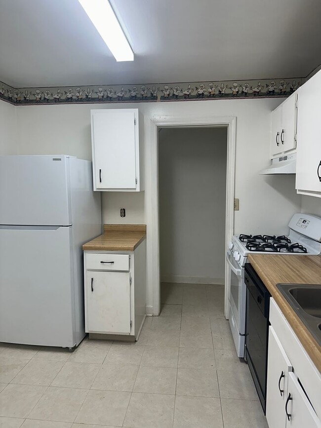 Building Photo - 2 Bedroom/ 2 bath Condo