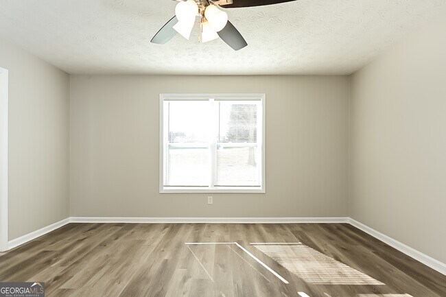 Building Photo - 561 Sunnyhill Dr
