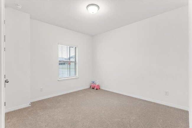 Building Photo - 216 Hollister Dr