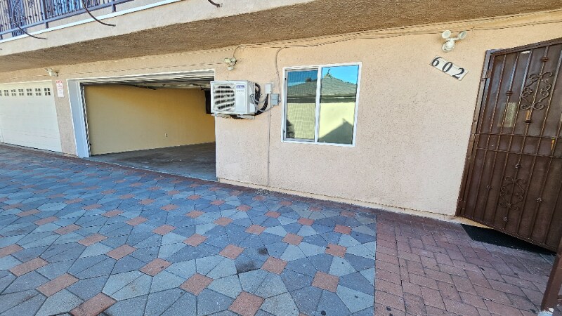 Building Photo - 600 N Willow Ave