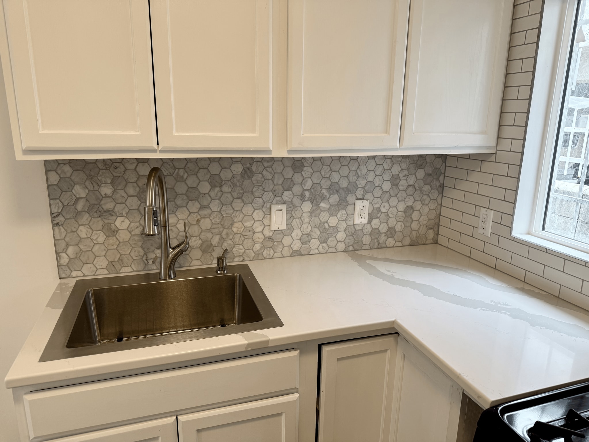 Kitchen Sink with Garbage Disposal - 4228 Lockwood Ave