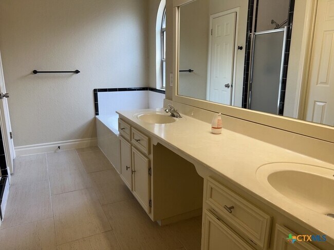 Building Photo - 3906 Lone Oak Dr
