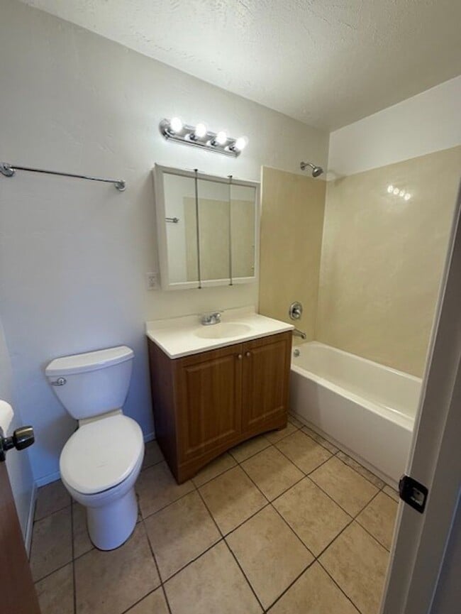 Building Photo - 3 Bed 1 1/2 Bath Home with Fireplace Conta...